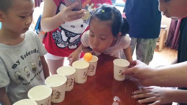 活力少年们最兴奋的是破冰游戏—纸杯吹乒乓球比赛,每一队放10个