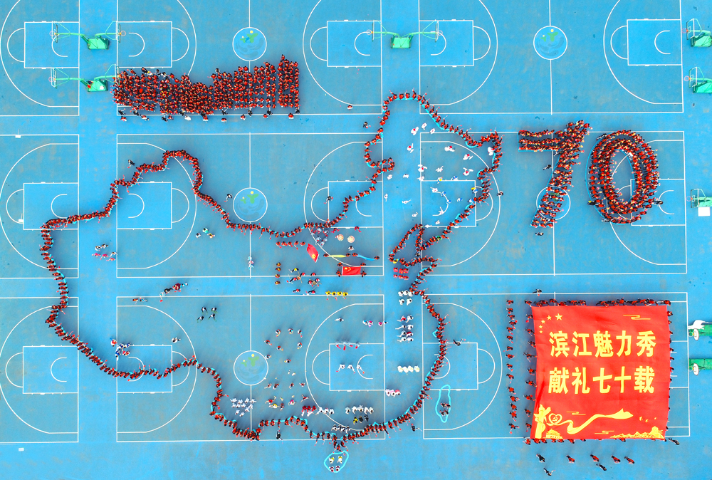 全校同学在学校操场拼出巨大的中国地图图案，并祝福伟大的祖国昌盛（刘世新摄）.jpg